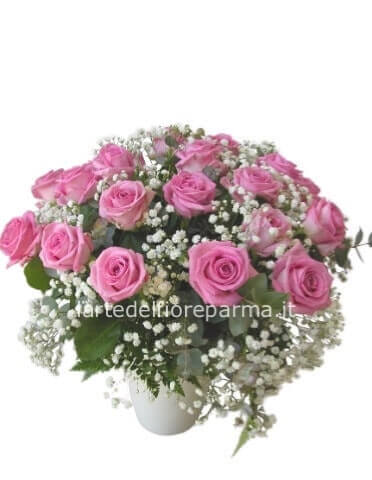 Bouquet di rose rosa e gypsofila