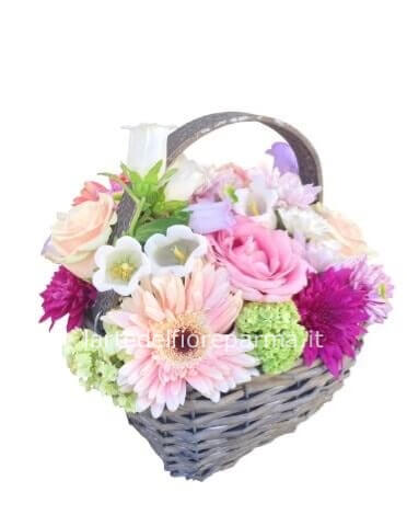 Cestino di fiori freschi assortiti.