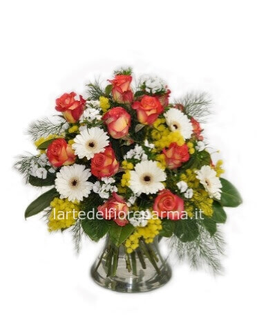 Bouquet di fiori assortiti con mimosa